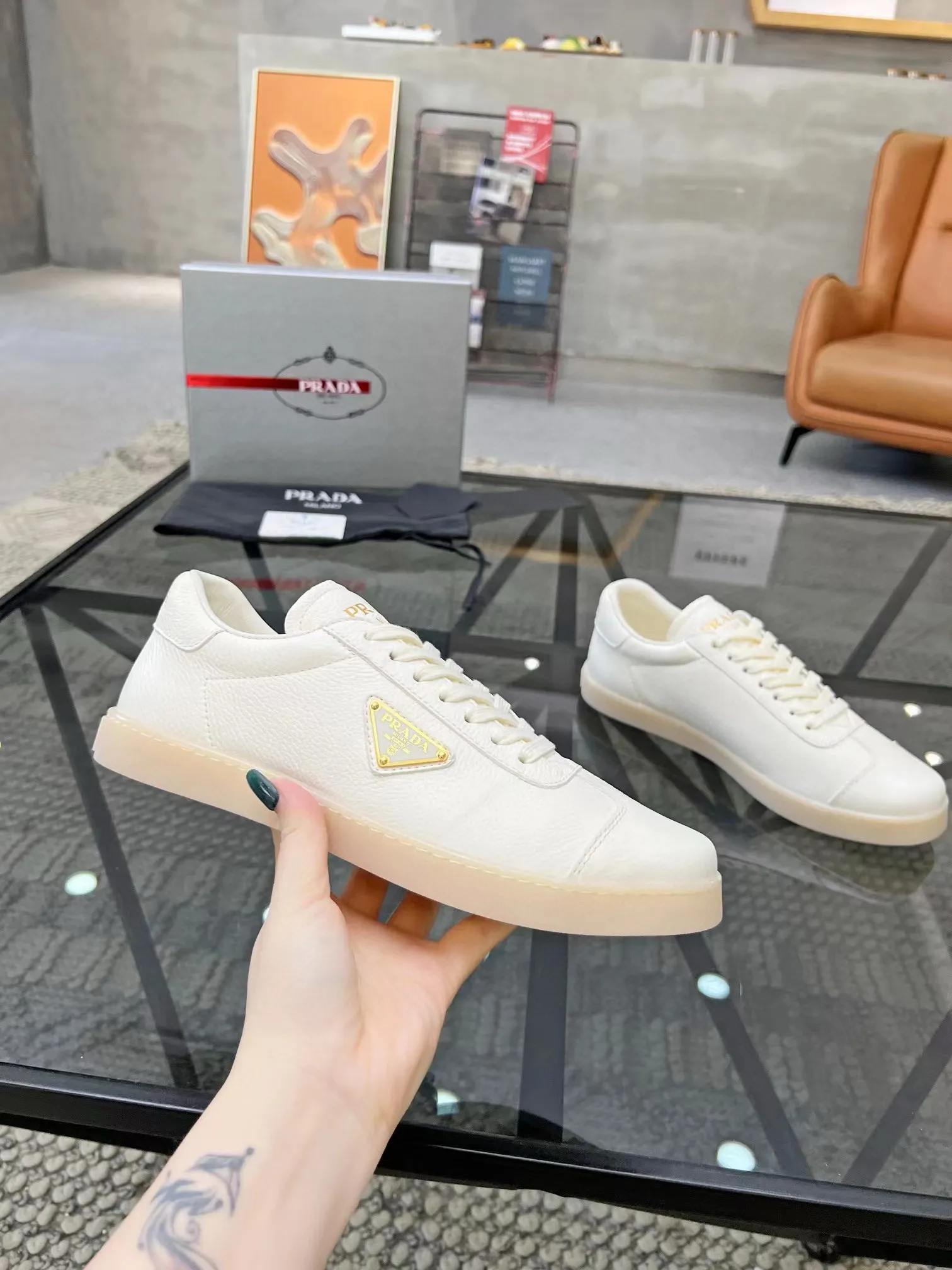 Factory price: 400💰Prada new men's leather sports shoes, the highest version on the market, any comparison is welcome🆚! The original leather has excellent texture and is super high-end! Fetal sheep net lining imported from Italy, removable pad! Luxurious materials and fine workmanship, highly recommended! Code number: 38-44, customized 45